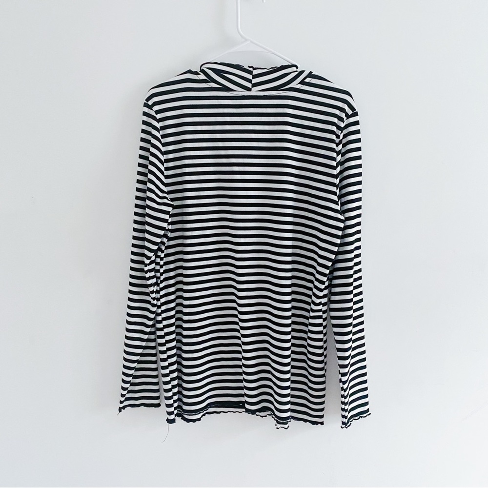 Hot Topic B+W Striped Yin Yang Top - Picture 3 of 6